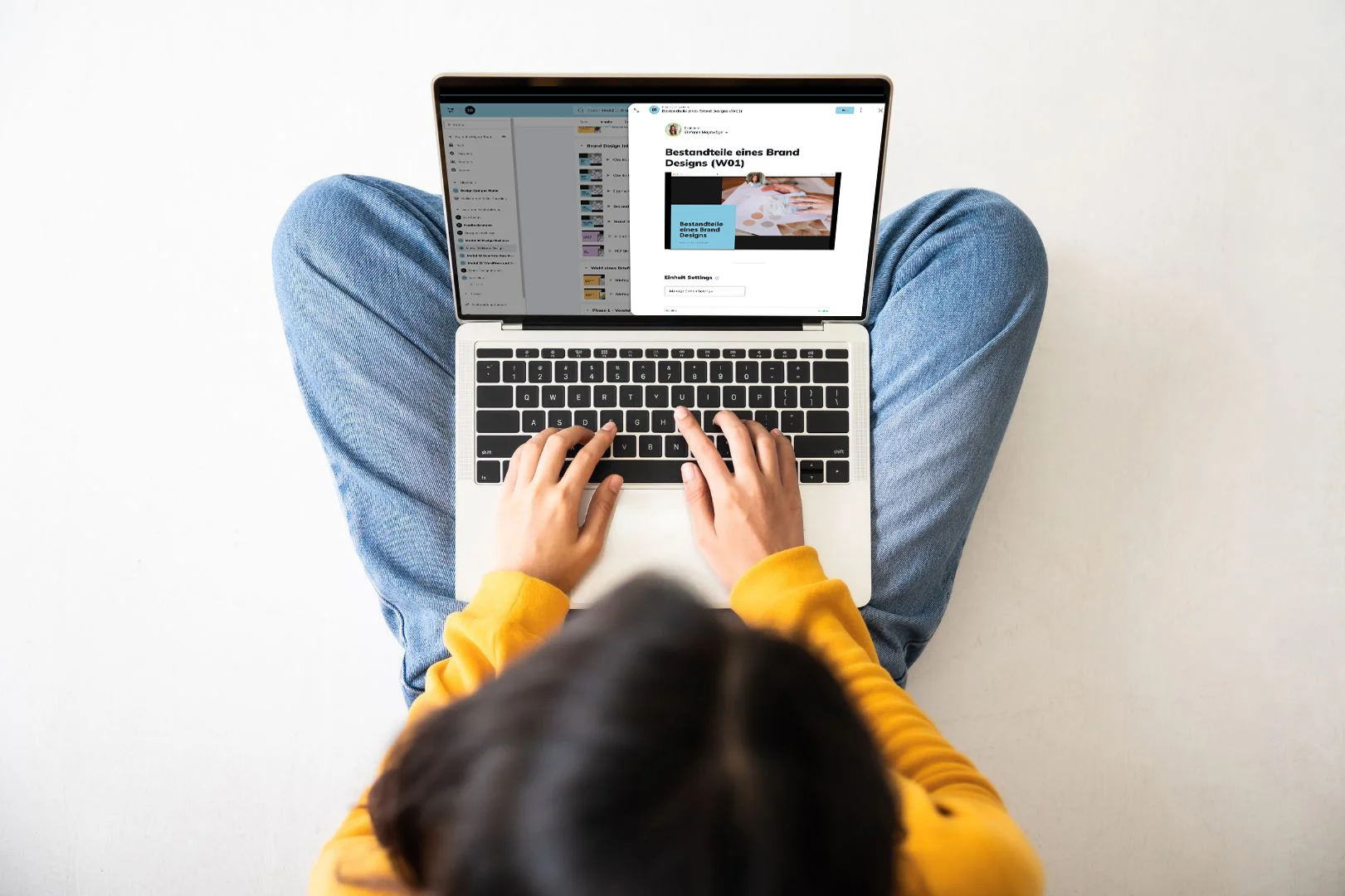 Frau arbeitet auf Laptop